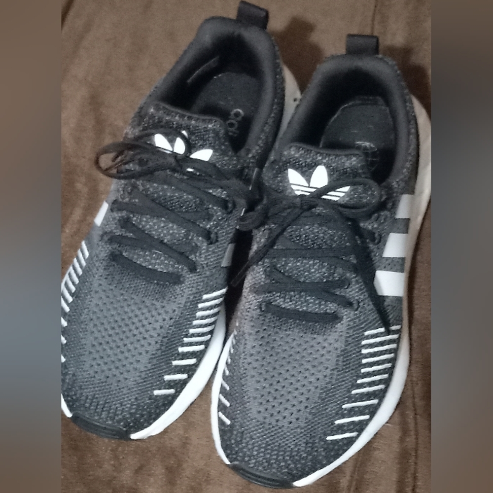 EUC Adidas Women Size 8 Black and White